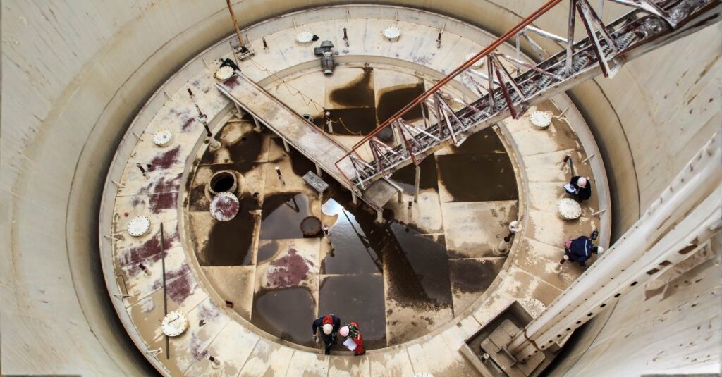 Tanque con techo flotante interno para reducir emisiones de venteo